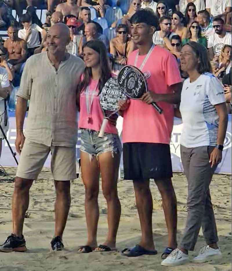 Alice Pepi con Giulio Brunello, vice campioni del mondo di beach tennis