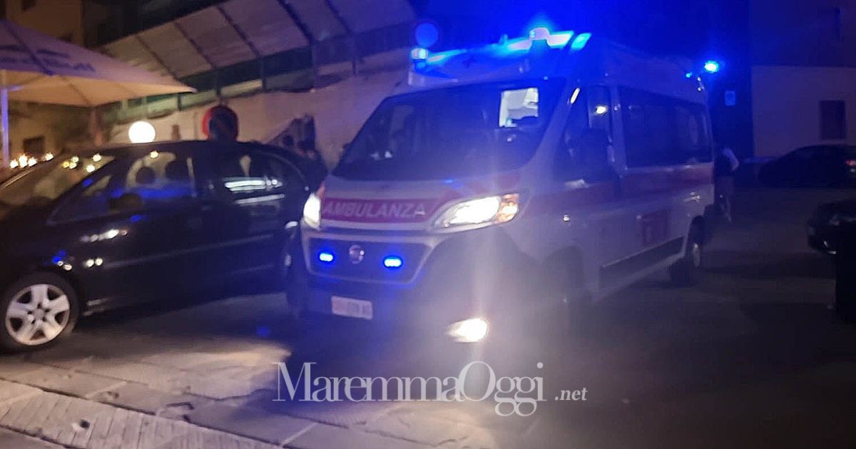 L'ambulanza della Croce rossa in piazza Mensini