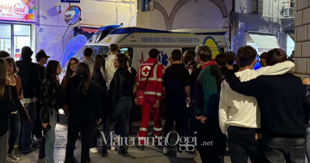 L'ambulanza della Misericordia in centro storico dopo il soccorso al minore picchiato