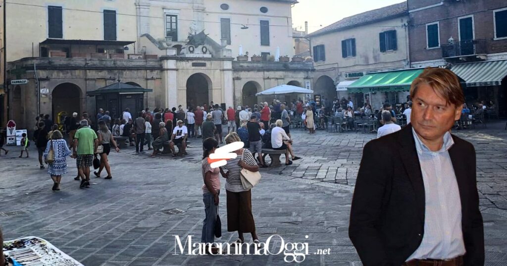 La piazza nel momento della protesta, foto postata dal sindaco Andrea Casamenti