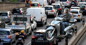 La ragazza, bloccata nel traffico, ha dato l'esame grazie alla generosità di un uomo in scooter