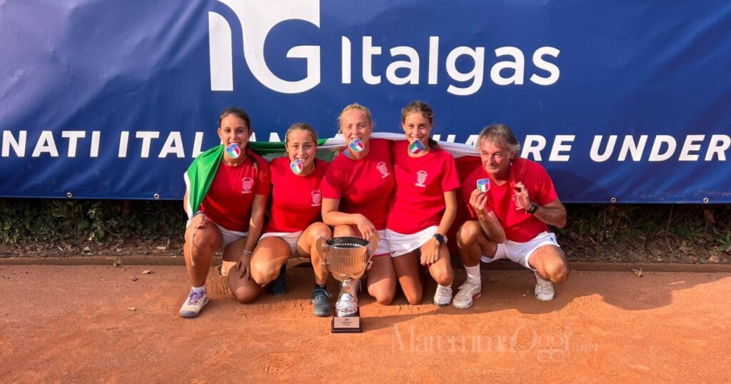 Giulia Duchini, Anna Nerelli, Valeria Prosperi, Rachele Saleppico e Bebo Sarubbi festeggiano la vittoria del titolo italiano Under 14 a squadre di tennis