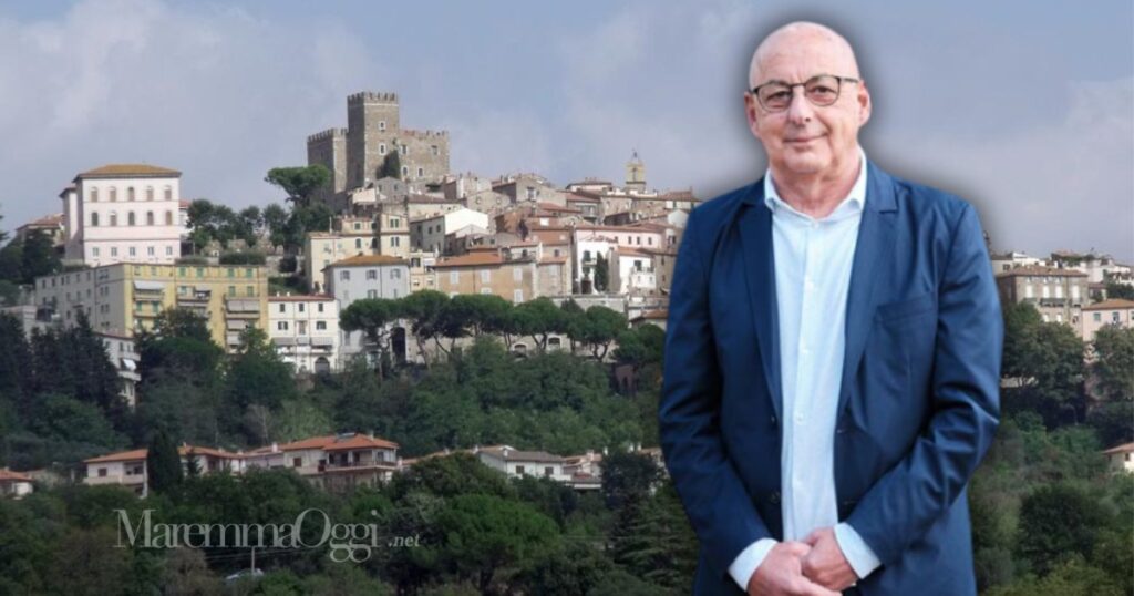 Una veduta di Manciano e il sindaco Mirco Morini