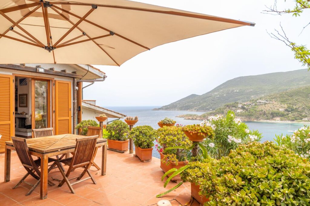 Villa in vendita di 130mq con giardino in splendida posizione panoramica vista mare a Giglio Porto