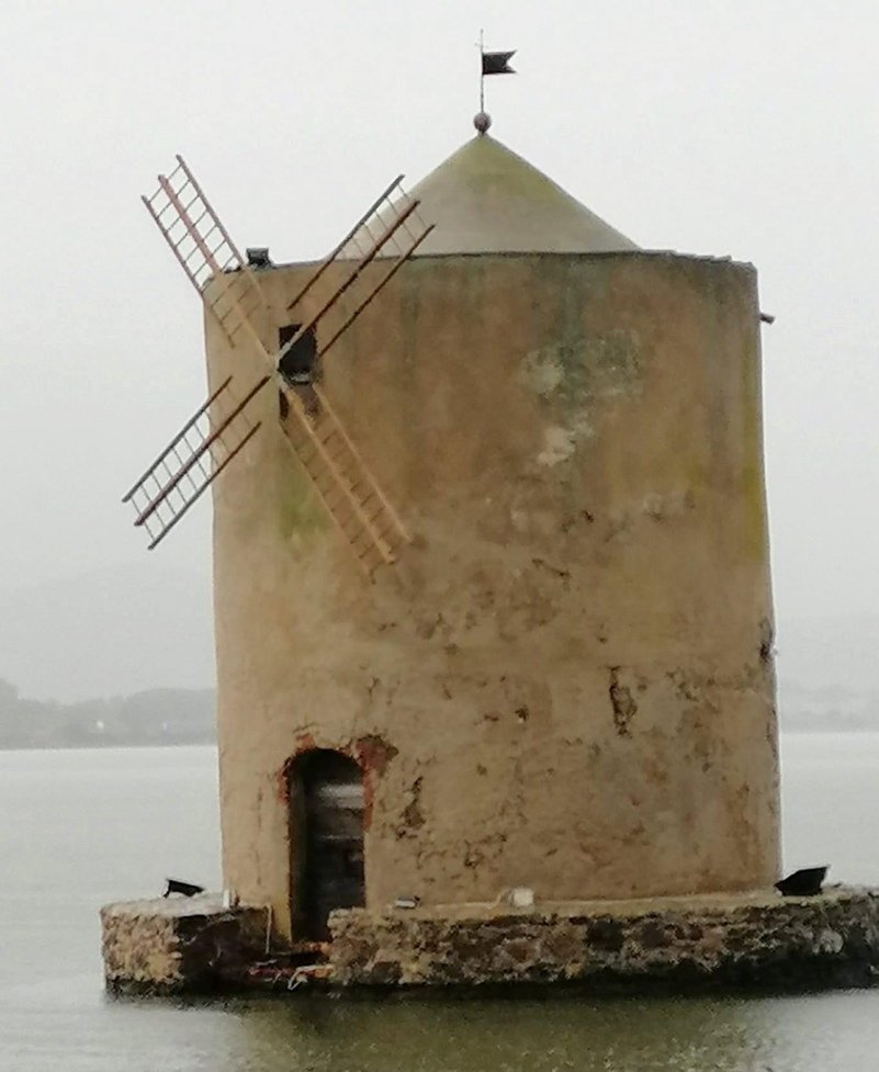 Il mulino di Orbetello con le pale montate 