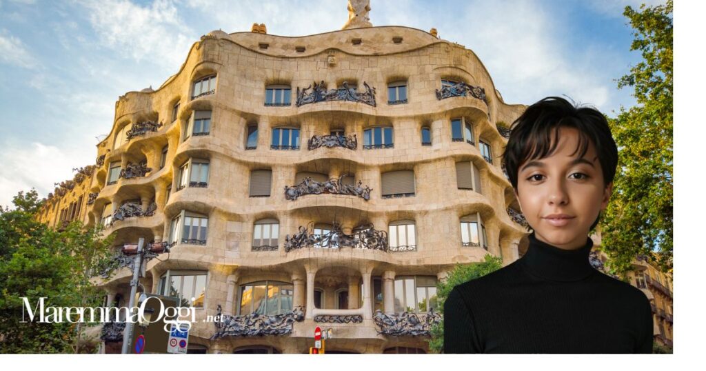 L'artista grossetana Martina Ratiglia, sullo sfondo casa Milà a Barcellona