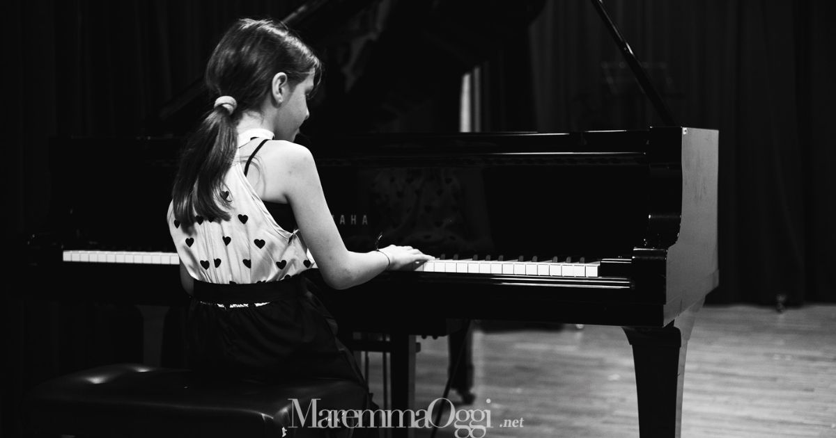 Un'allieva della scuola di musica Giannetti al piano