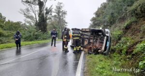 Auto ribaltata sulla provinciale tra Arcidosso e Castel del Piano