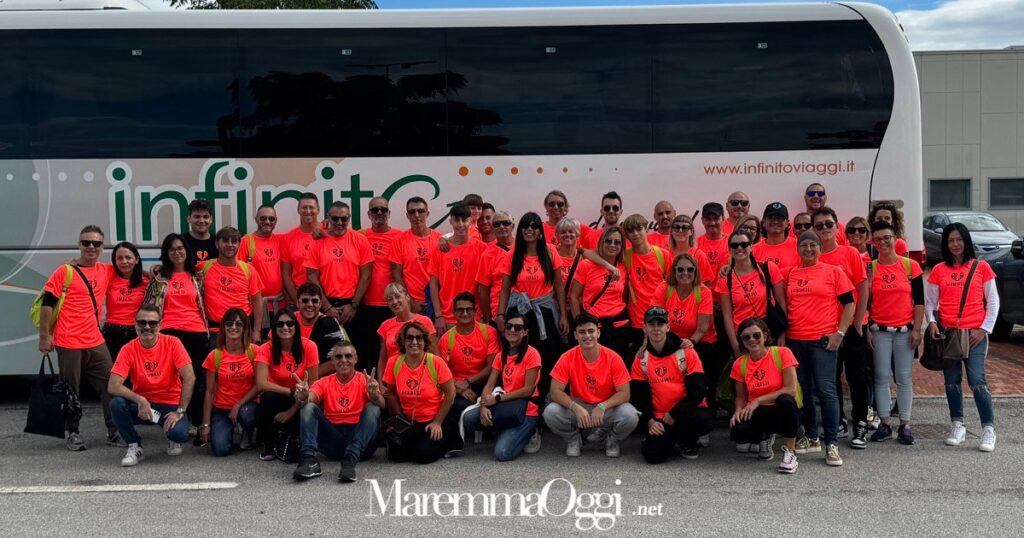 Il gruppo della Bussola in partenza per Marsa Alam dal parcheggio del Maremà. Tutti con la maglietta speciale