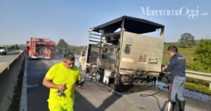 Il camion distrutto dalle fiamme sull'Aurelia