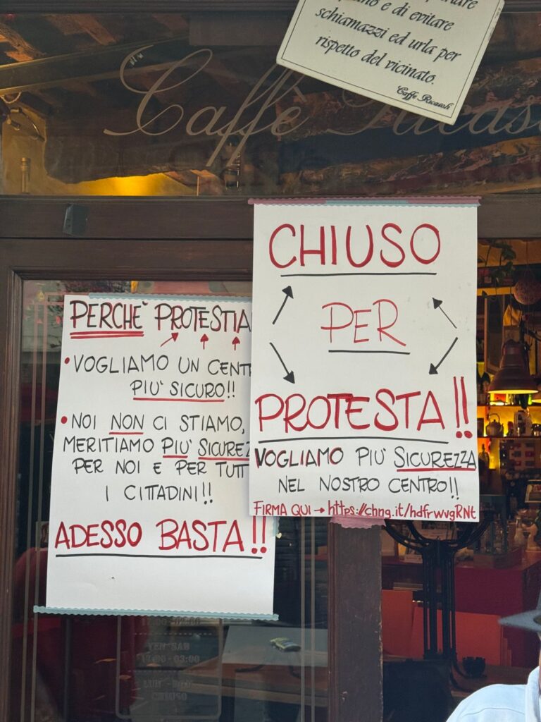 I cartelli di protesta al Caffè Ricasoli