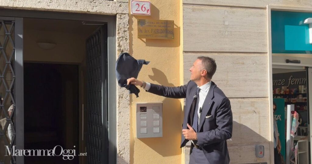 Fabrizio Rossi scopre la targa del suo ufficio in corso Carducci 26 a Grosseto