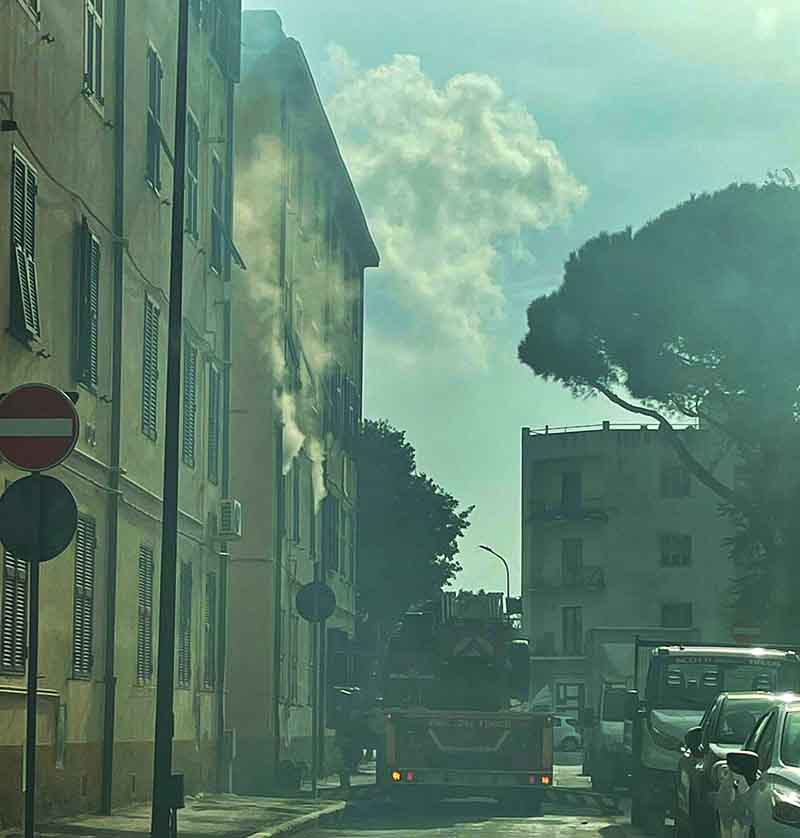 I vigili del fuoco davanti all'appartamento in via Capodistria