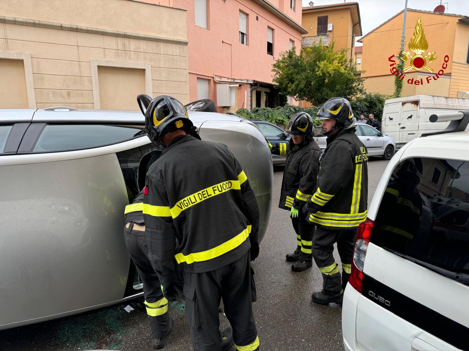 I vigili del fuoco mentre aprono un varco