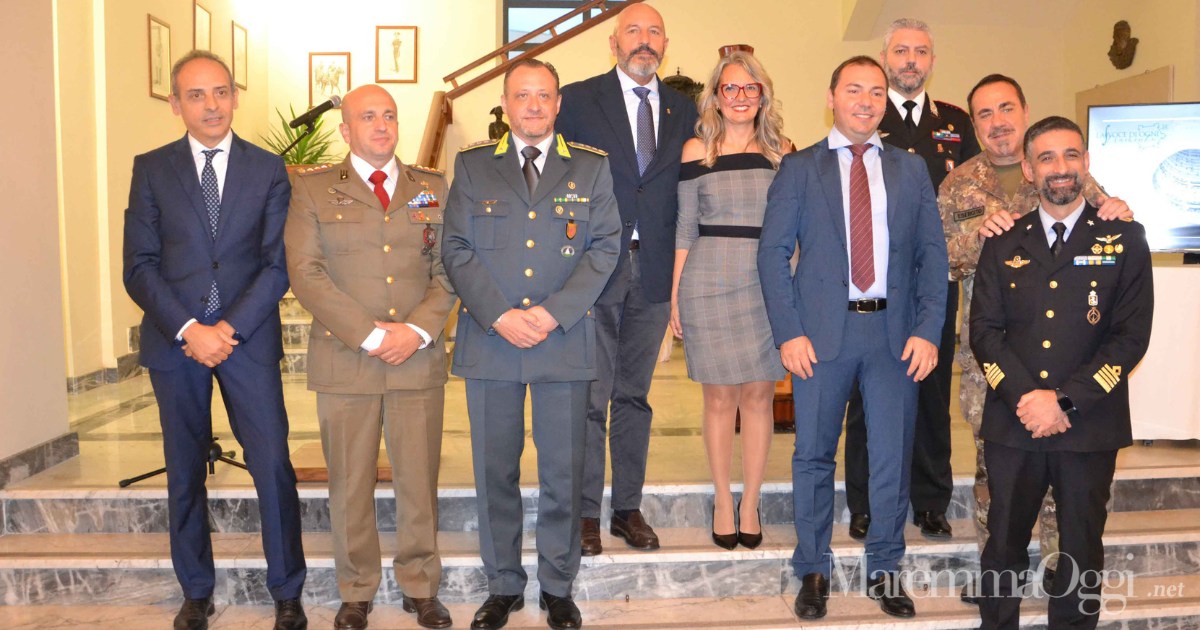 Gloria Mazzi con le autorità civili e militari