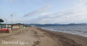 La spiaggia di Follonica nella giornata di oggi, giovedì 24