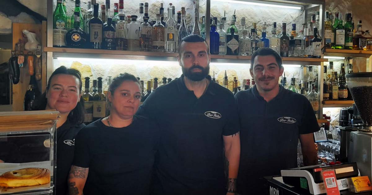 Diego Casati, al centro con la barba, con lo staff del bar Italia ad Orbetello Scalo