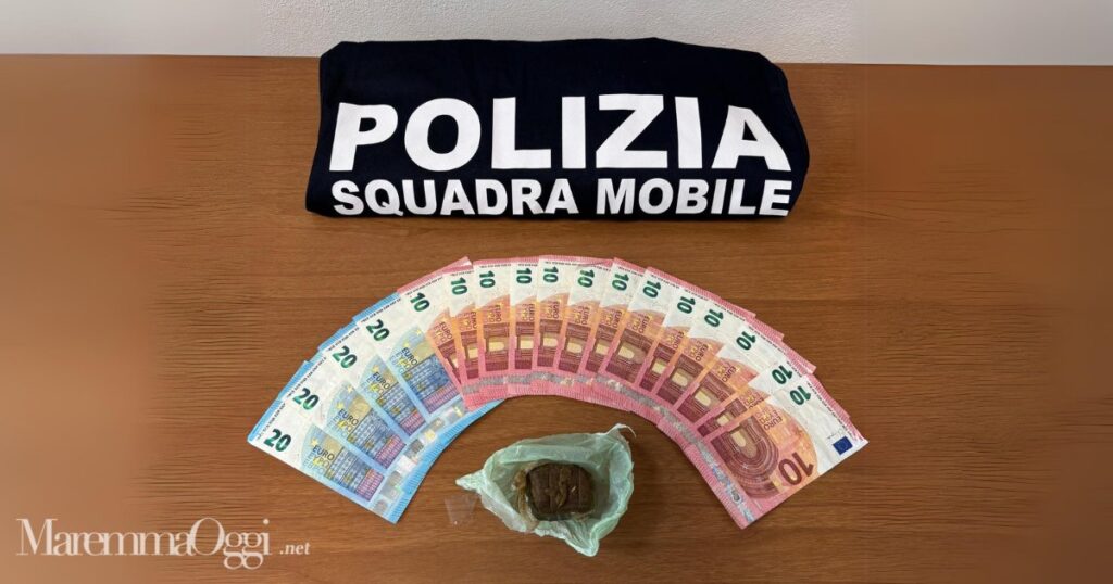 Parte della droga e dei contanti sequestrati dalla squadra mobile della polizia