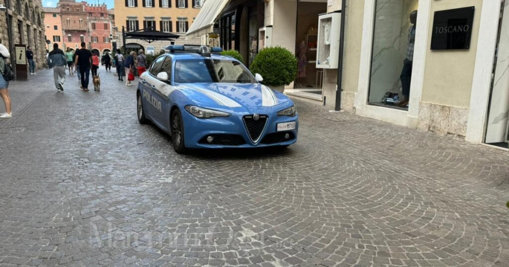 Una macchina della squadra volante in centro a Grosseto