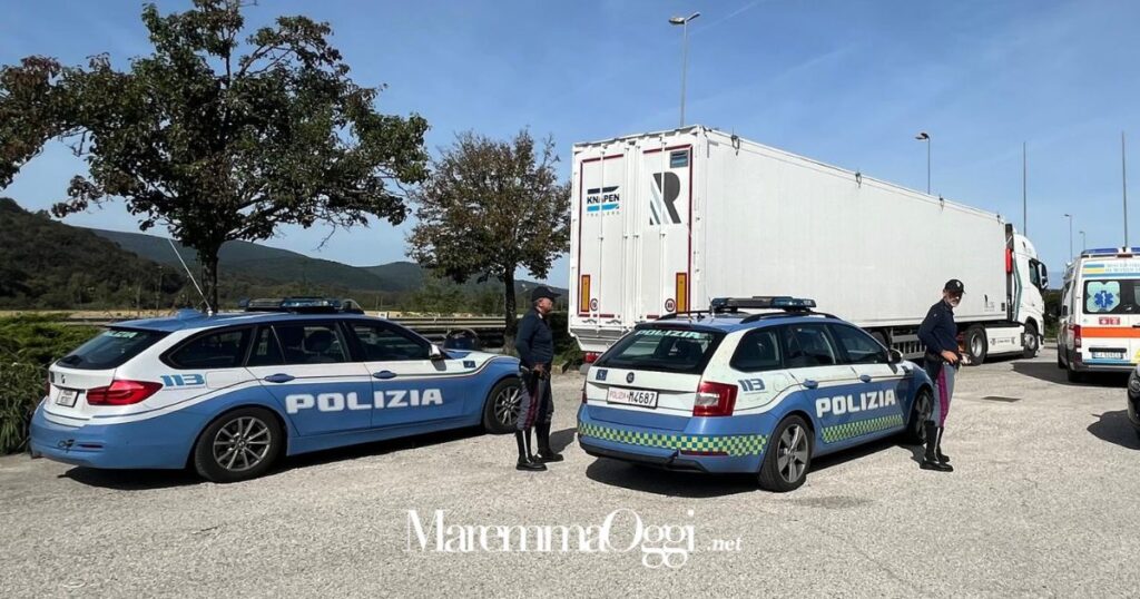 Annuncia il suicidio: le pattuglie della polizia stradale con il camion