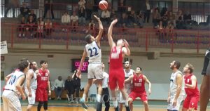 La palla a due del derby Argentario-Team 90 Grosseto