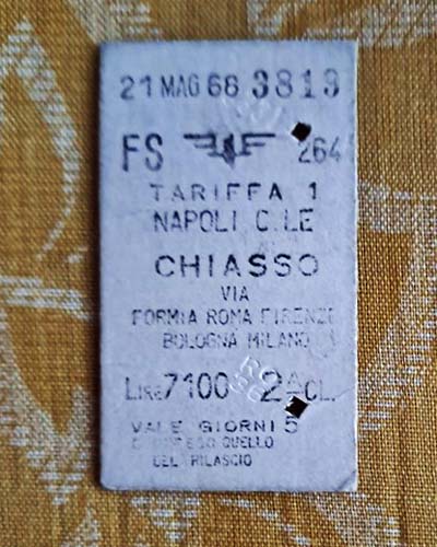 21 maggio 1968, il biglietto del treno da 7100 lire da Napoli a Chiasso, in Svizzera