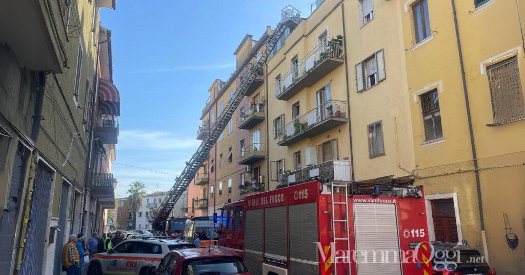 I vigili del fuoco salgono sul tetto per salvare la donna in via Tagliamento