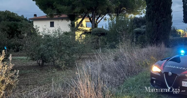 I carabinieri davanti alla villa dove sono stati trovati madre e figlio