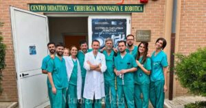 Il dottor Andrea Coratti con lo staff della scuola di Chirurgia robotica di Grosseto