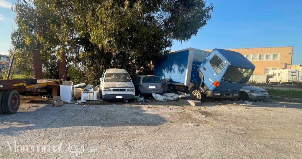 Auto abbandonate nella zona di via Rubino