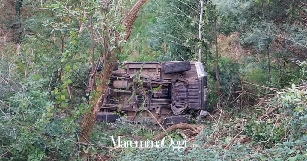 L'auto finita nella scarpata