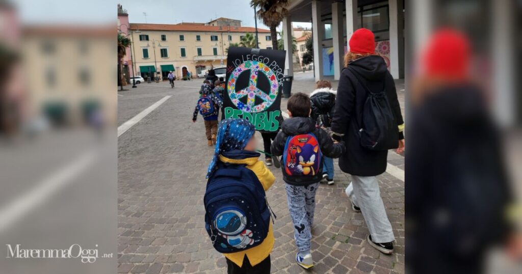 I bambini mentre sono in centro a Follonica per l'iniziativa "Io leggo perché"