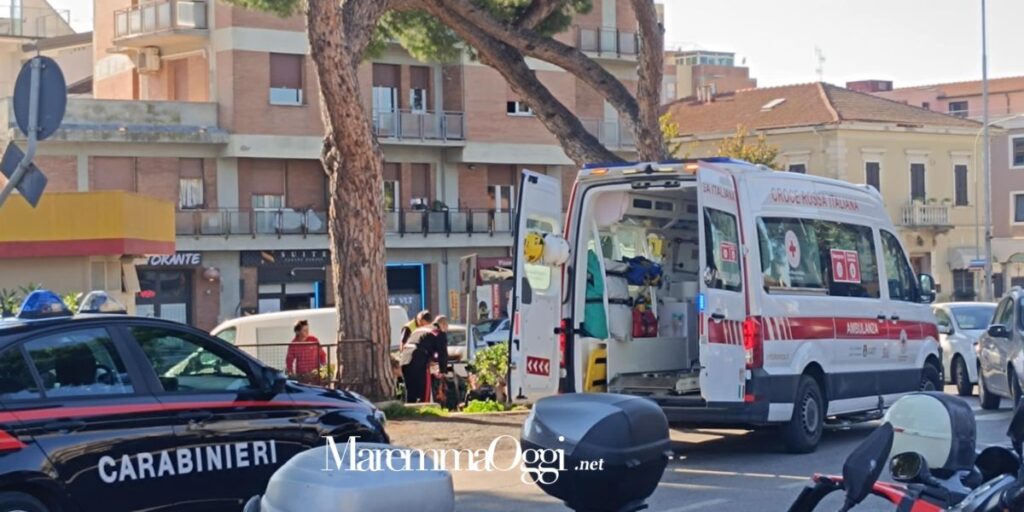 I carabinieri e l'ambulanza intervenuti per soccorrere la donna a Follonica