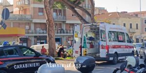 I carabinieri e l'ambulanza intervenuti per soccorrere la donna a Follonica