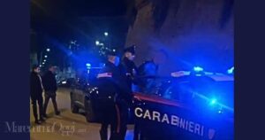 Zona di Porta Vecchia: uno dei giovani identificati viene fatto salire sull'auto dei carabinieri e portato in caserma