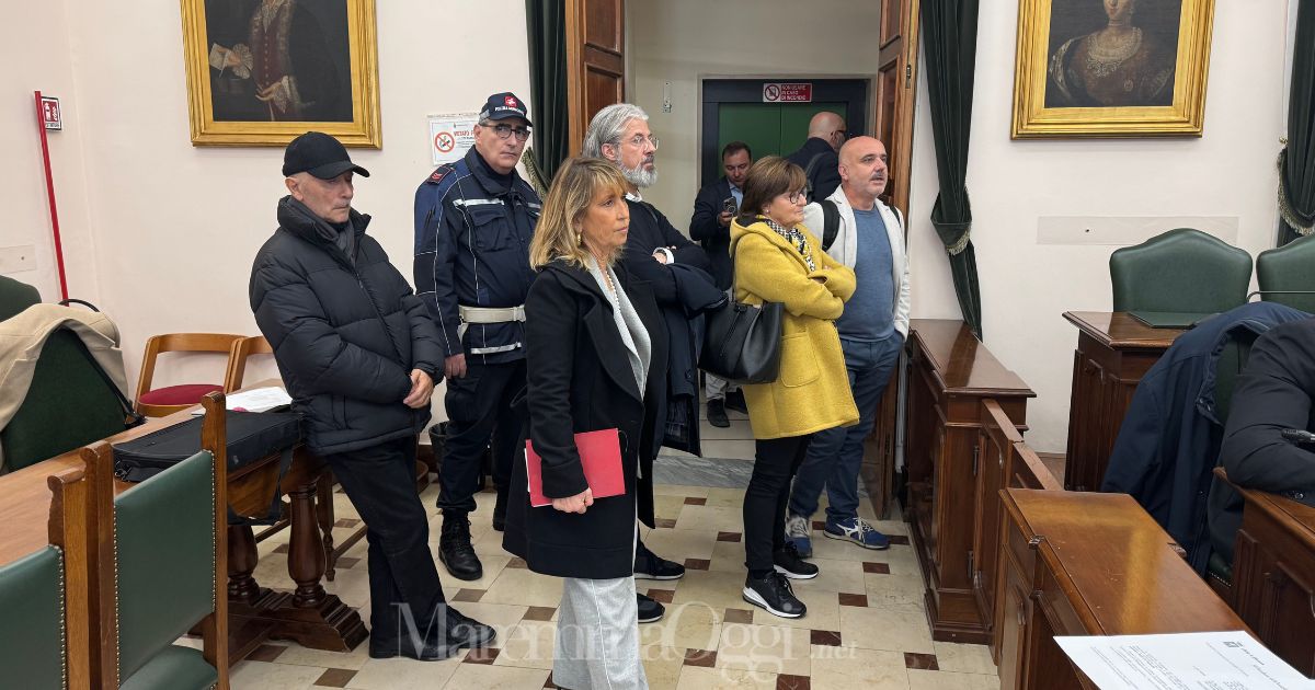 I consiglieri di opposizione escono dall'aula del consiglio