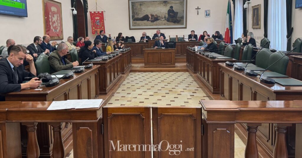 L'aula del consiglio comunale coni banchi della minoranza vuoti