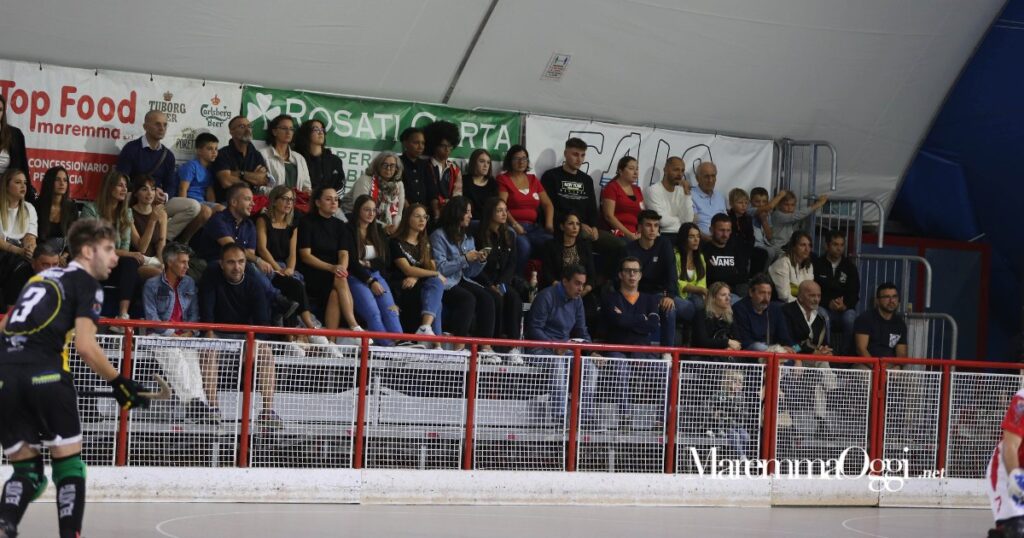 L'attuale tribuna da meno di 400 posti del palasport dell'hockey