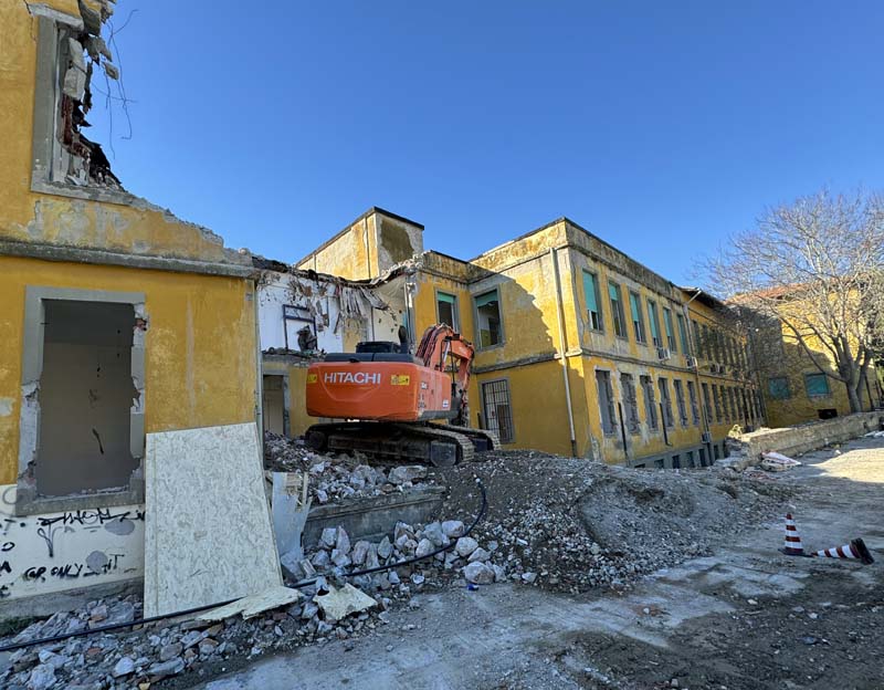 La demolizione dell'ex ospedale, in via Saffi