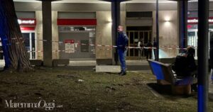 La zona transennata dalla polizia dove si è suicidato un anziano