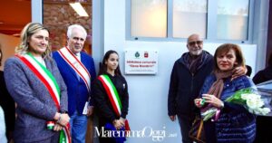 I genitori di Elena Maestrini con la sindaca e il governatore Giani all'inaugurazione della biblioteca