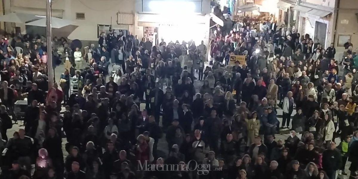 Un'altra immagine della piazza stracolma