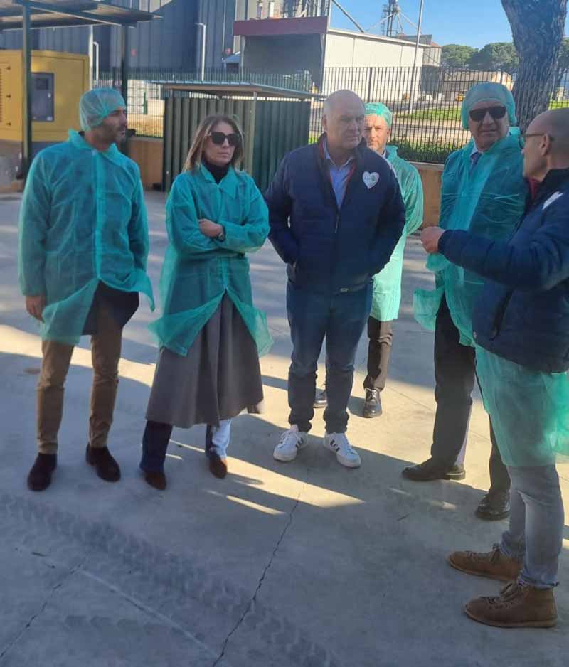 Incontro all'Ol.Ma. per il sottosegretario La Pietra. Con lui Luca Minucci e Simona Petrucci. Nella foto con il presidente dell'Ol.Ma. Fabrizio Filippi e il direttore Gerardo Calabassi