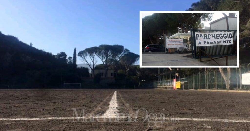 Il campo sportivo Maracanà a Porto Santo Stefano e l'ingresso del parcheggio in estate