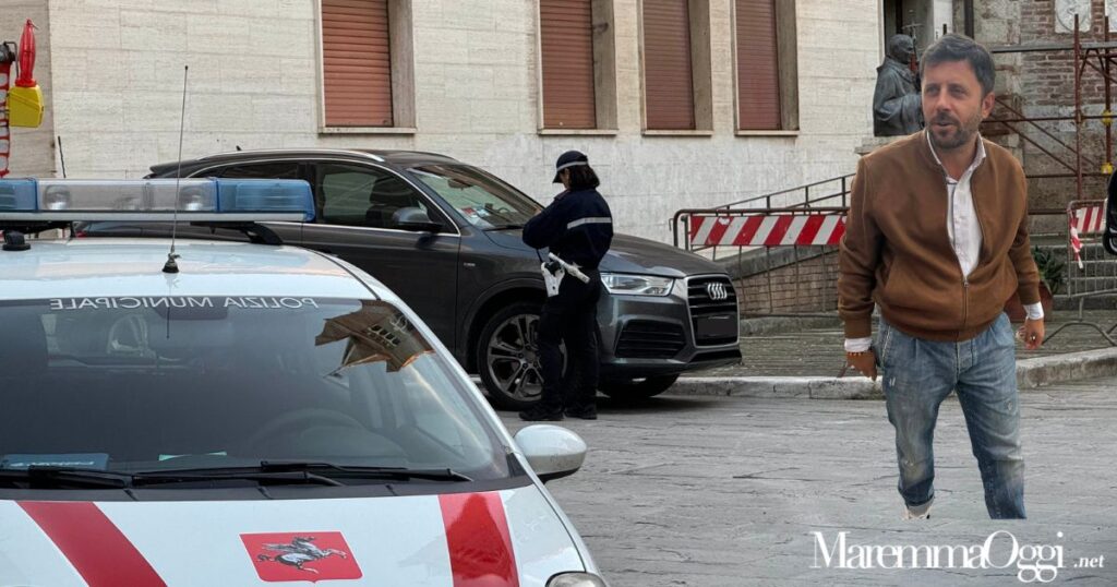 Una vigilessa impegnata a fare le multe e l'assessore alla Mobilità Riccardo Megale