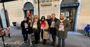 La presentazione dei biscotti del Natale di Sole, alla pasticceria Corsini in via Matteotti