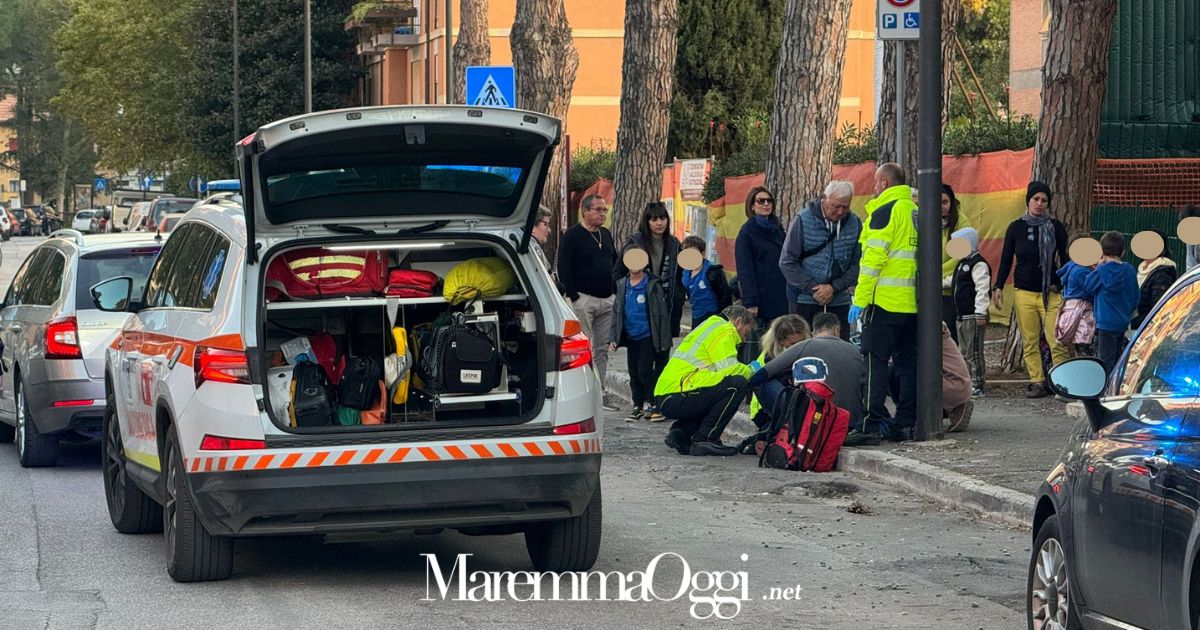 I soccorritori con il bambino investito davanti a scuola