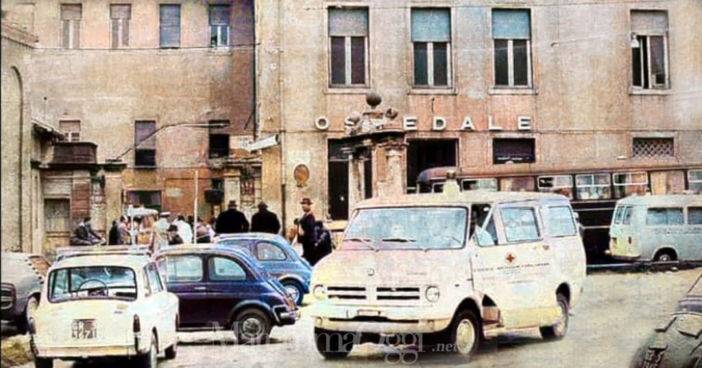 Una foto dei primi anni '60. Il vecchio ospedale Misericordia di Grosseto con davanti un'ambulanza