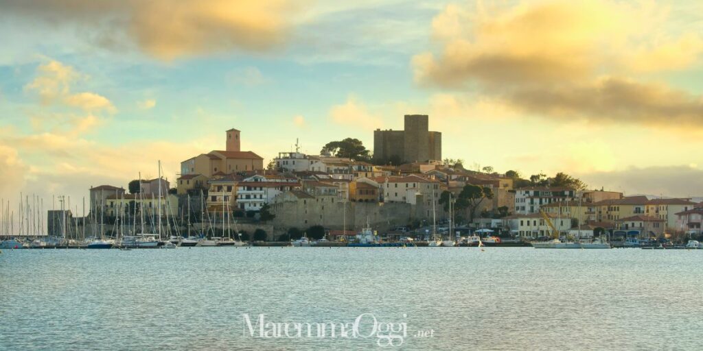 Una splendida veduta di Talamone, in primo piano il porto