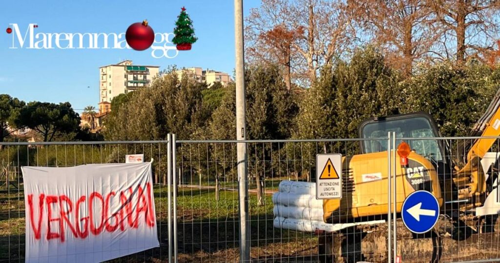 Lo striscione con la scritta vergogna attaccato al cantiere.